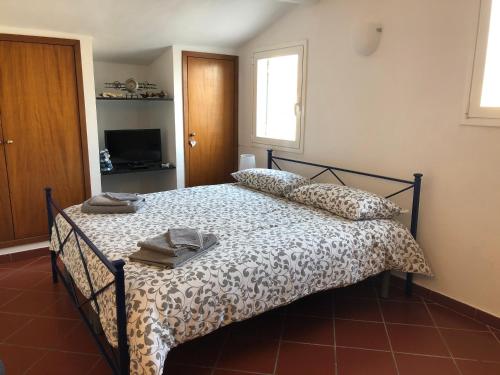 热那亚La Casa di Dory的一间卧室配有一张带被子和枕头的床