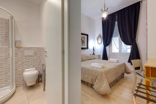 佛罗伦萨法恩莎公寓 的一间卧室配有一张床、一个卫生间和一个浴缸