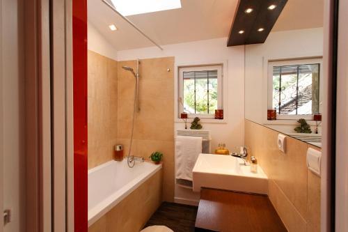 芒通圣贝尔纳萨瓦亚赫德—奢华享受公寓的浴室配有白色浴缸和水槽