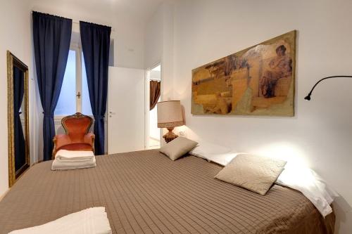 佛罗伦萨法恩莎公寓 的一间卧室配有一张壁画床