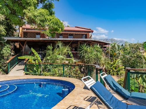 诺萨拉芒果住宿加早餐别墅酒店的一座带游泳池和度假村的别墅