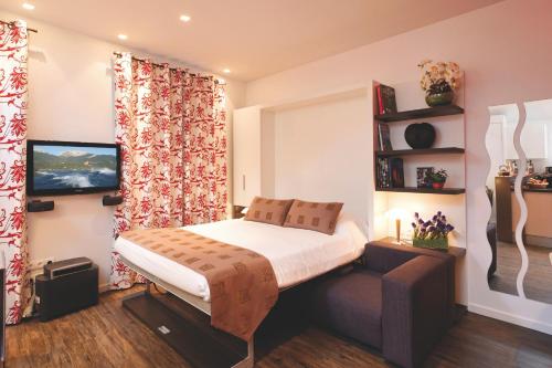芒通圣贝尔纳萨瓦亚赫德—奢华享受公寓的一间小卧室,配有床和窗户