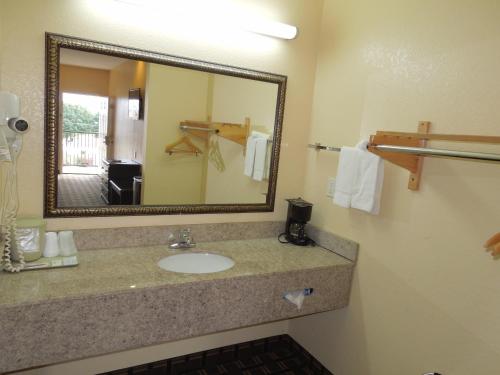 西孟菲斯霍姆盖特旅馆&套房酒店的一间浴室