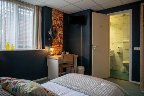 希勒霍姆弗洛拉别墅酒店的一间卧室配有一张床,浴室设有淋浴。