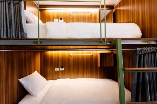 清迈Khunluang Hostel的船上的一间客房配有两张双层床。