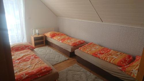 SúľovApartmány Súľov 183的带三张床的客房,位于带窗户的房间内