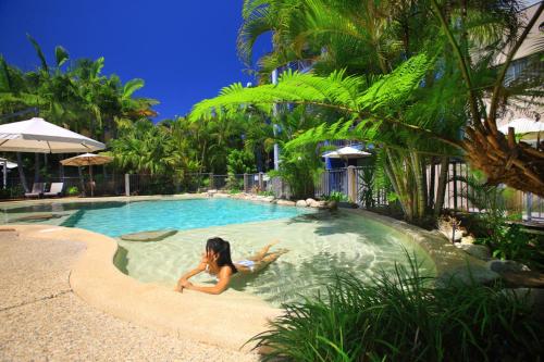卡伦德拉海边的波多贝罗酒店的女人躺在游泳池里