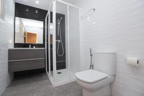 萨洛DIFFERENTFLATS Rubens的白色的浴室设有卫生间和淋浴。