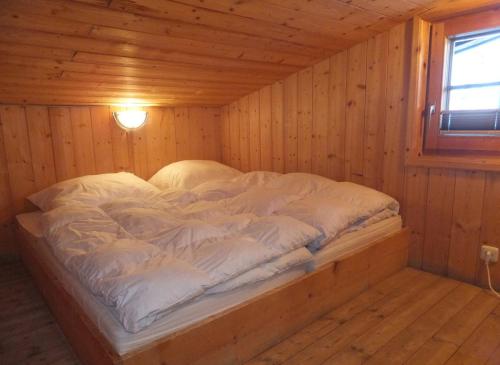 索尔登胡腾阿尔穆胡特索尔登度假屋的小屋内木制房间的一个床位