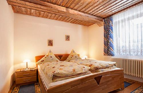 巴特沃里斯霍芬Steffi's Landhof的一间卧室设有一张床和一个窗口