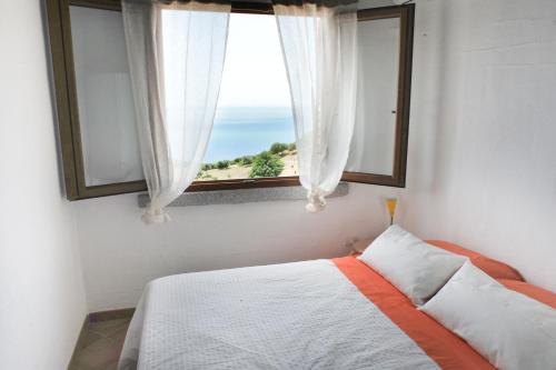 内比达Arromaniu的一间卧室设有一张床和一个美景窗户。