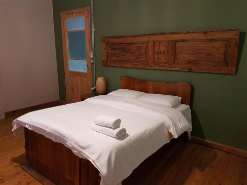 北尼科西亚Ines Guest House的一间卧室配有一张床,上面有两条毛巾