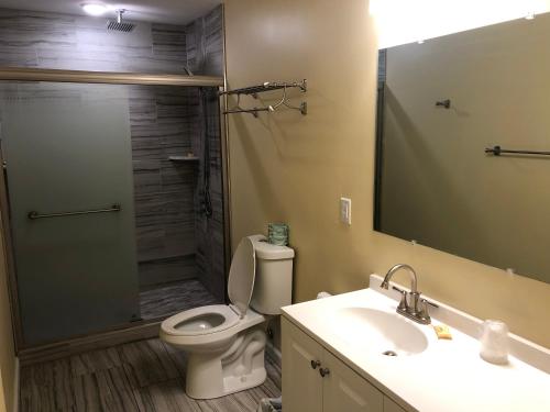 希塞德高地安克尔汽车旅馆的带淋浴、卫生间和盥洗盆的浴室