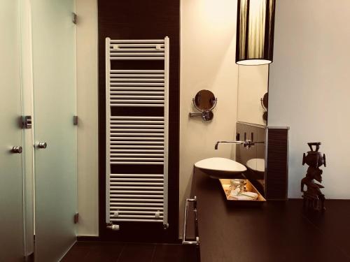 海尔布隆梦幻空间酒店 的一间带水槽和卫生间的浴室