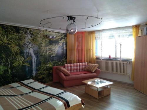柏林Little Silence的客厅配有床和沙发