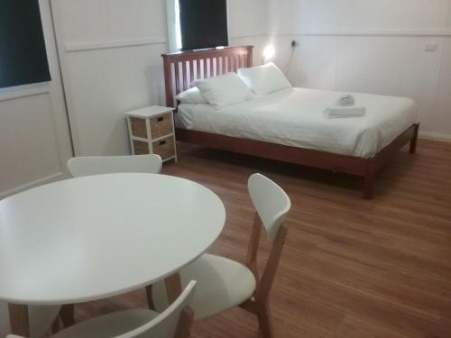 Tullah塔拉小酒馆酒店的小房间设有一张床、一张桌子和椅子
