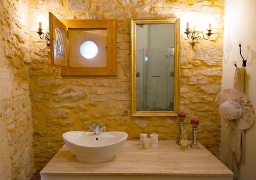 贝纳克和卡泽纳克La Source, Beynac, Dordogne的一间带水槽和镜子的浴室