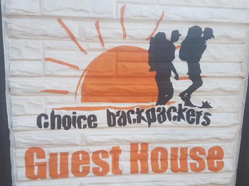 布拉瓦约Choice Guesthouse and Backpackers的蛋糕,上面写着选择背包旅馆