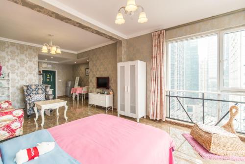 重庆Xiao Yu B&B Apartment Near Jiefangbei and Hongyadong的卧室配有粉红色的床和阳台。