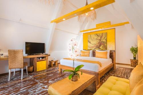 吉利特拉旺安特拉旺甘明珠酒店的一间带床和电视的客厅