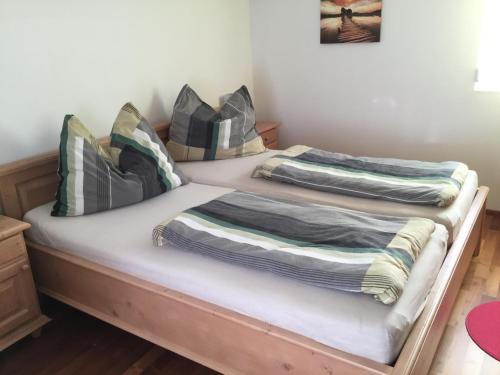 RantenHaus Ranten 105的客房内的两张床和毯子