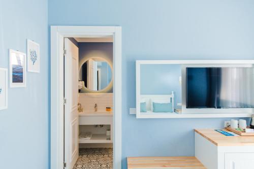 卡斯Luvi Kaş Otel - Adults Only (+16)的浴室设有蓝色的墙壁和镜子