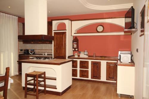 鲁比科内河畔萨维纳诺Magnolia的厨房配有炉灶和台面