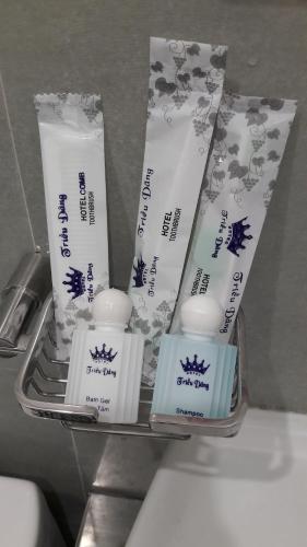 绥和市Khách sạn Triều Dâng的架子上一些牙科产品的展示