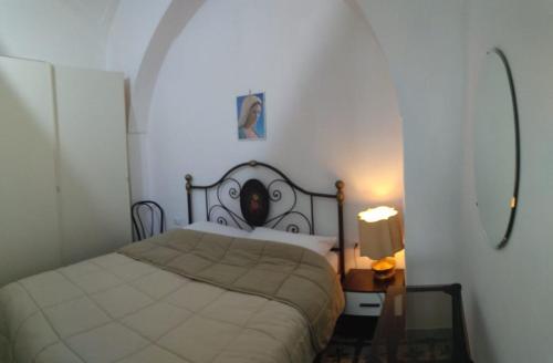 普蒂尼亚诺B&B "The Fafodd"的一间卧室配有一张床和一张带台灯的桌子