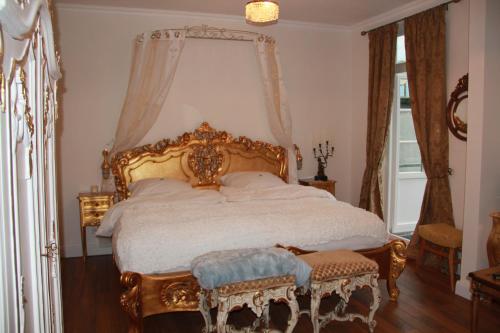 特拉弗明德丽莉玛伦酒店的一间卧室配有一张带天蓬的大床