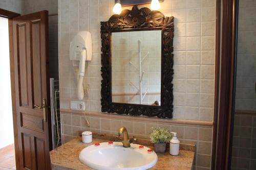 卡皮雷拉Apartamentos Rurales Rosendo: "Suite Veleta"的一间带水槽和镜子的浴室