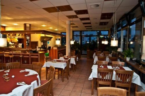 帕德博恩马努酒店 的一间带桌椅的用餐室和一间餐厅