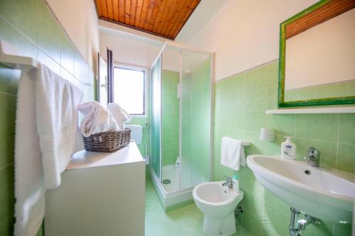 切法卢Sicilian Dream Apartments的一间带水槽、卫生间和镜子的浴室