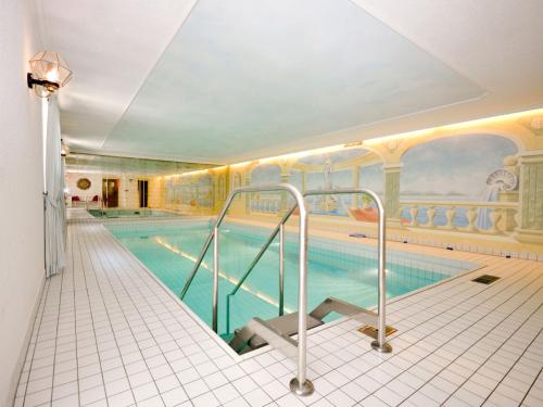 巴特维塞奎勒霍夫酒店的墙上画画的游泳池