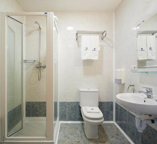 吉塔里亚Casa Rural Xabin Etxea - Basque Stay - XSS00041的浴室配有卫生间、盥洗盆和淋浴。