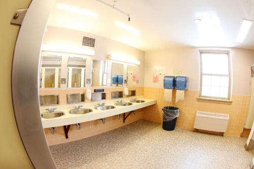 特鲁罗Dalhousie University Agricultural Campus的一间带三个水槽和镜子的浴室