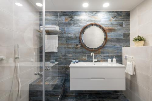 荷兹利亚BHerzliya Marina Lagoon Apartment的浴室设有白色水槽和镜子