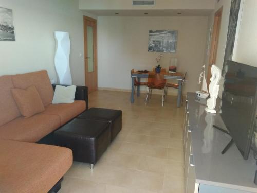 拉曼加戴尔马尔梅纳CORMORANT SUITE, sea terrace & pools的客厅配有沙发和桌子