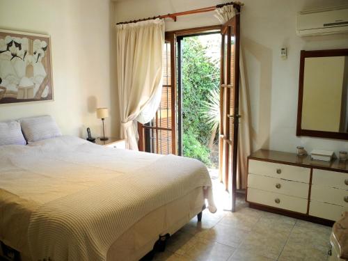 圣胡安Casa de alquiler San Juan的一间卧室设有一张床和一个滑动玻璃门
