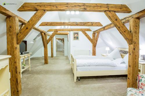 阿夫里格帕拉图尔布鲁肯陶尔阿夫里格酒店的一间带2张床的卧室,位于带木梁的房间