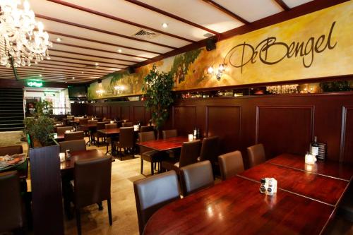 埃尔瑟尔德本格尔酒店餐厅的一间带桌椅的用餐室和一间餐厅