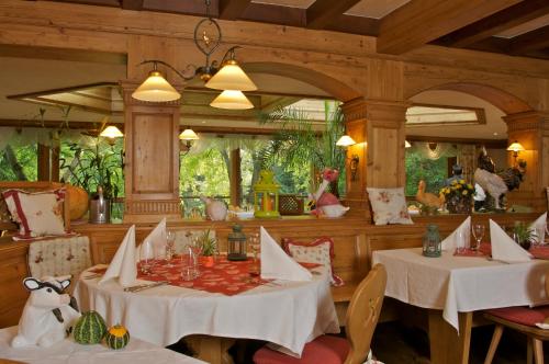 Hotel Restaurant Le Petit Kohlberg餐厅或其他用餐的地方