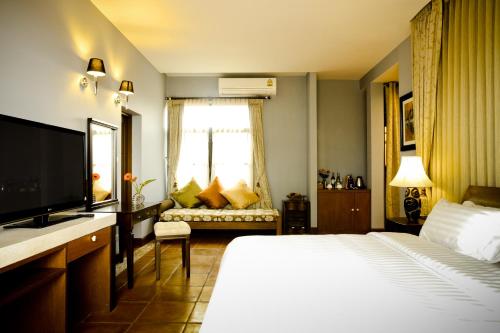 Wangkata普昆宏考艾旅馆的酒店客房设有一张大床和一台电视。
