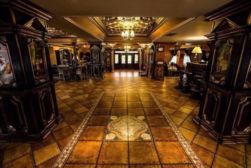蒂米什瓦拉大使酒店的一间位于大楼内的大型客房,铺有瓷砖地板。