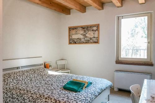 维罗纳Agriturismo Croce del Gal的一间卧室设有一张床和一个窗口