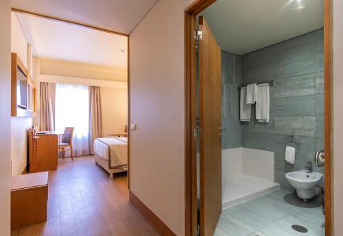 蓬塔德尔加达康福特茵酒店的一间浴室