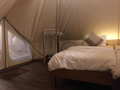 高兰兰塔当地小屋度假村的一间卧室配有一张床和一个帐篷