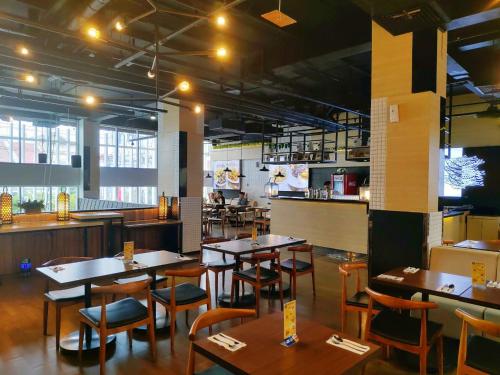 迪达麦克斯万酒店餐厅或其他用餐的地方