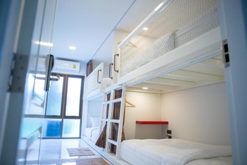 Rich8 Hostel客房内的一张或多张双层床