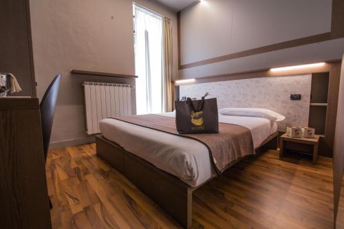 圣佩莱格里诺温泉比吉奥酒店的一间酒店客房,配有一张带袋子的床